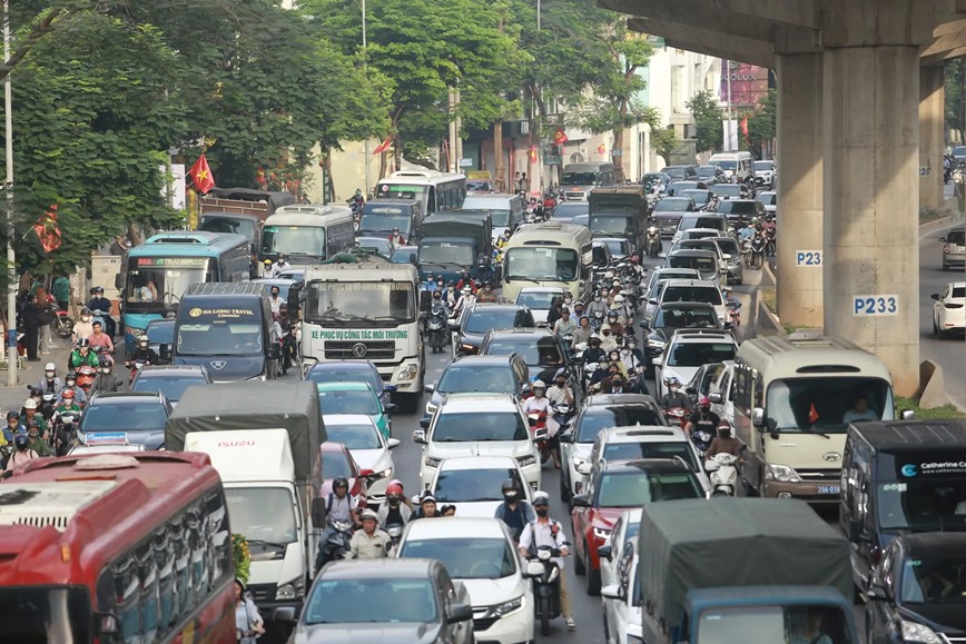 Duong pho Ha Noi lai dong duc nguoi va phuong tien sau ky nghi le 30/4 - 1/5 - Hinh anh 1