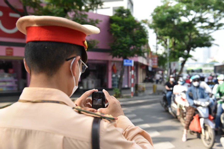 Ha Noi: Canh sat giao thong tang cuong ghi hinh phat nguoi, tranh nhon luat - Hinh anh 1