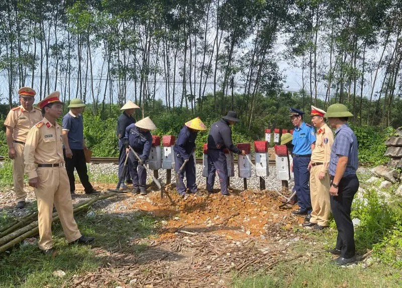 Quang Binh: xoa bo nhieu loi di tu mo qua duong sat - Hinh anh 1