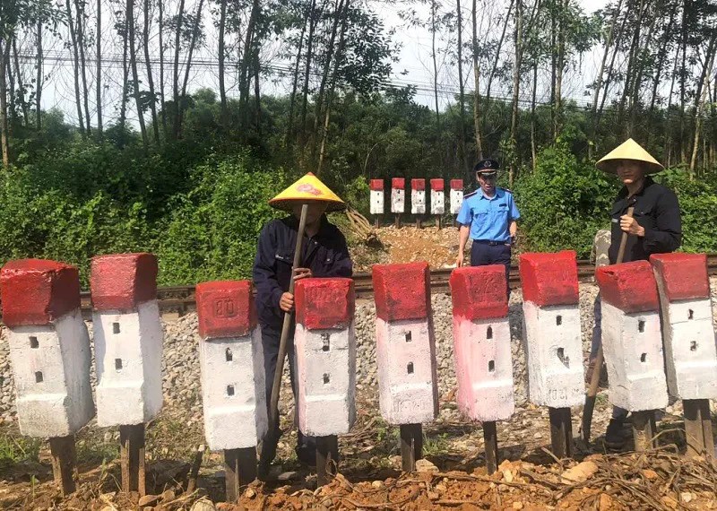 Quang Binh: xoa bo nhieu loi di tu mo qua duong sat - Hinh anh 2