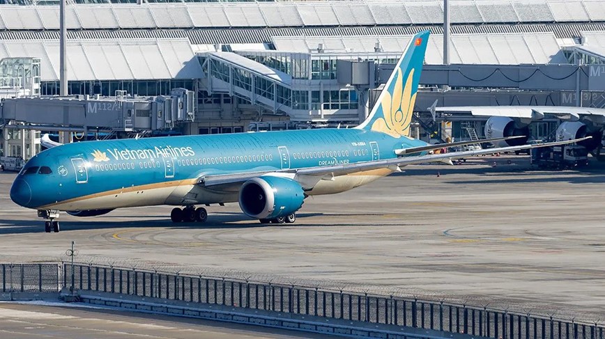 May bay Vietnam Airlines chuyen huong ha canh de cap cuu hanh khach - Hinh anh 1