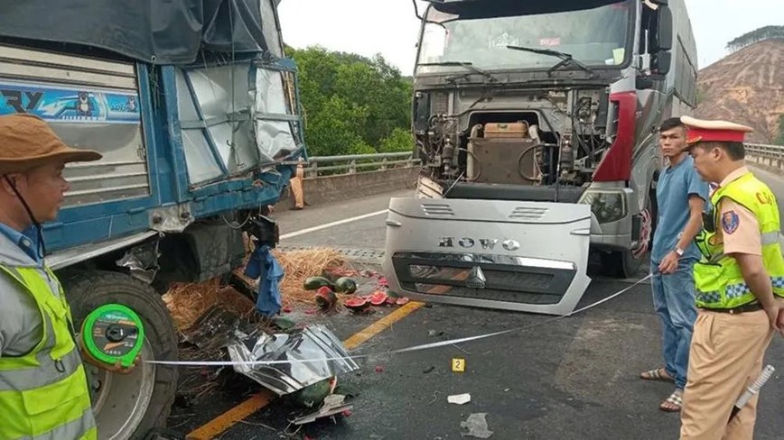 Tai nan lien hoan giua 4 xe tai tren cao toc La Son - Tuy Loan - Hinh anh 1