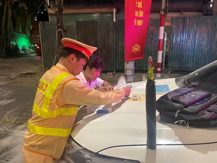 Ha Noi xu ly hang loat xe qua tai - Hinh anh 3