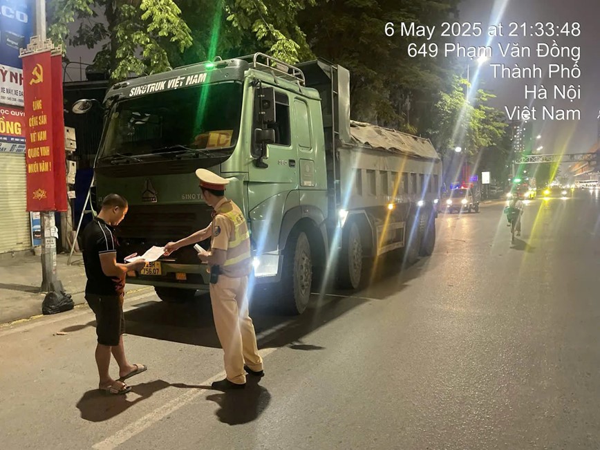 Ha Noi xu ly hang loat xe qua tai - Hinh anh 2