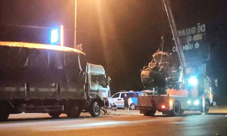 Ha Tinh: va cham giua hai xe o to tai, 1 tai xe tu vong  - Hinh anh 1