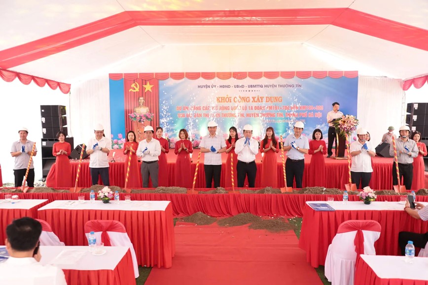 Huyen Thuong Tin khoi cong du an nang cap, mo rong QL1A - Hinh anh 1