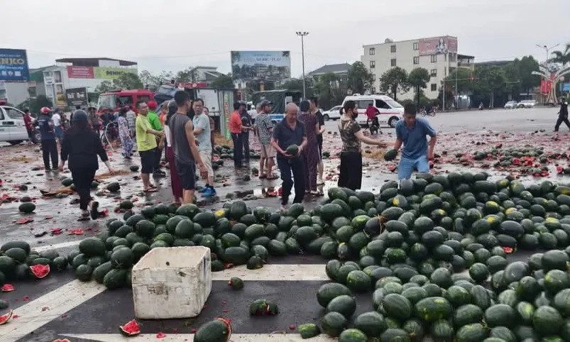 Nguoi dan ho tro xe tai cho hang tan dua hau bi lat - Hinh anh 3