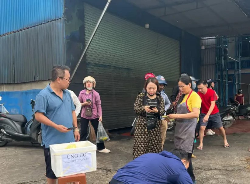 Nguoi dan ho tro xe tai cho hang tan dua hau bi lat - Hinh anh 5