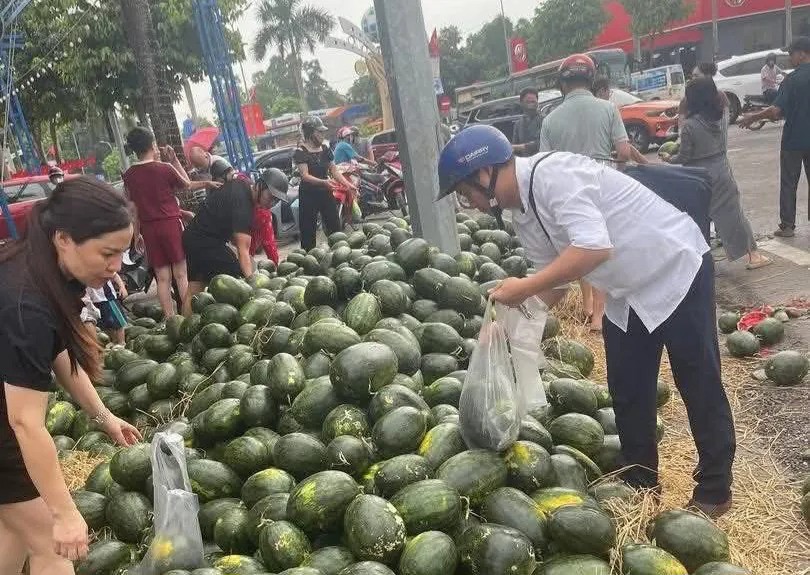 Nguoi dan ho tro xe tai cho hang tan dua hau bi lat - Hinh anh 6