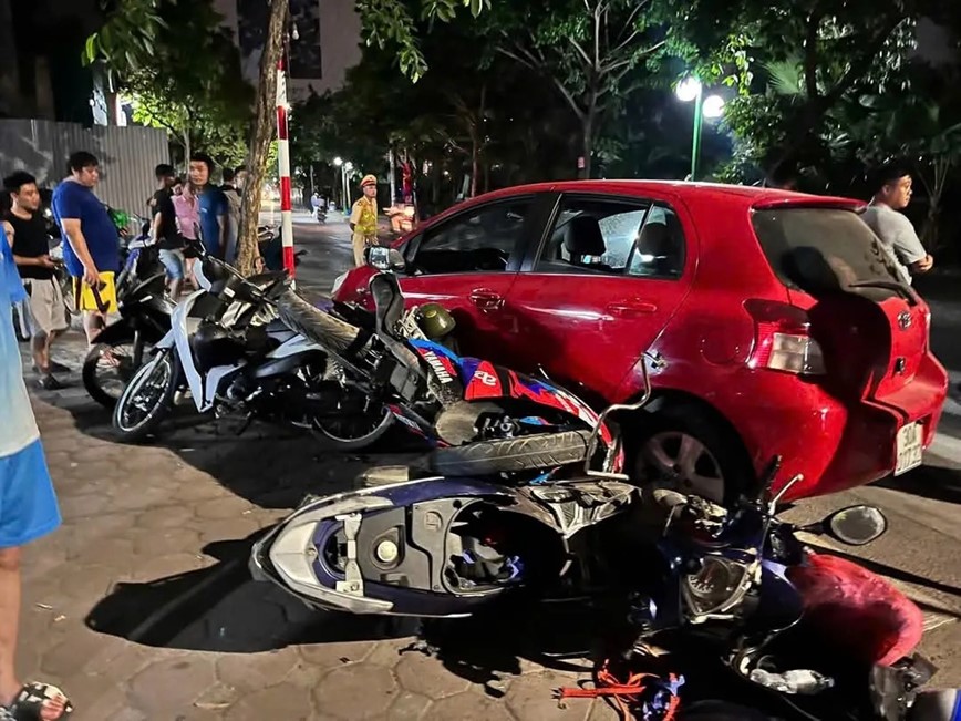 Xe o to con gay tai nan lien hoan tai Ha Noi - Hinh anh 1