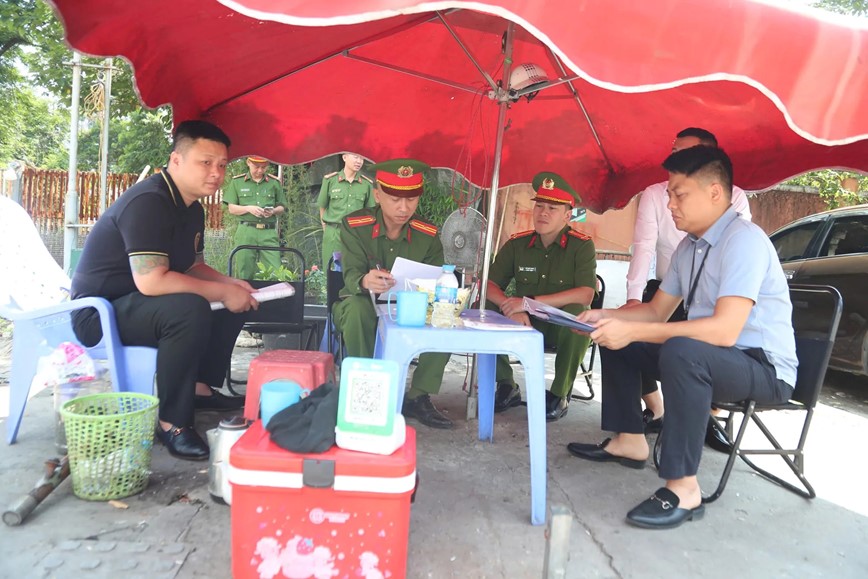 Cong ty het phep van chiem giu via he, long duong de trong xe - Hinh anh 6