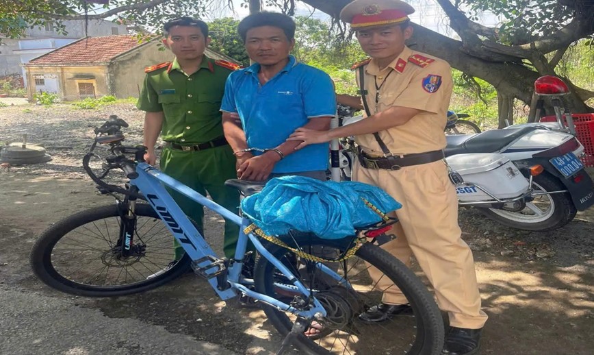 Canh sat giao thong Dak Nong lien tiep bat giu 2 vu trom cap tai san - Hinh anh 2