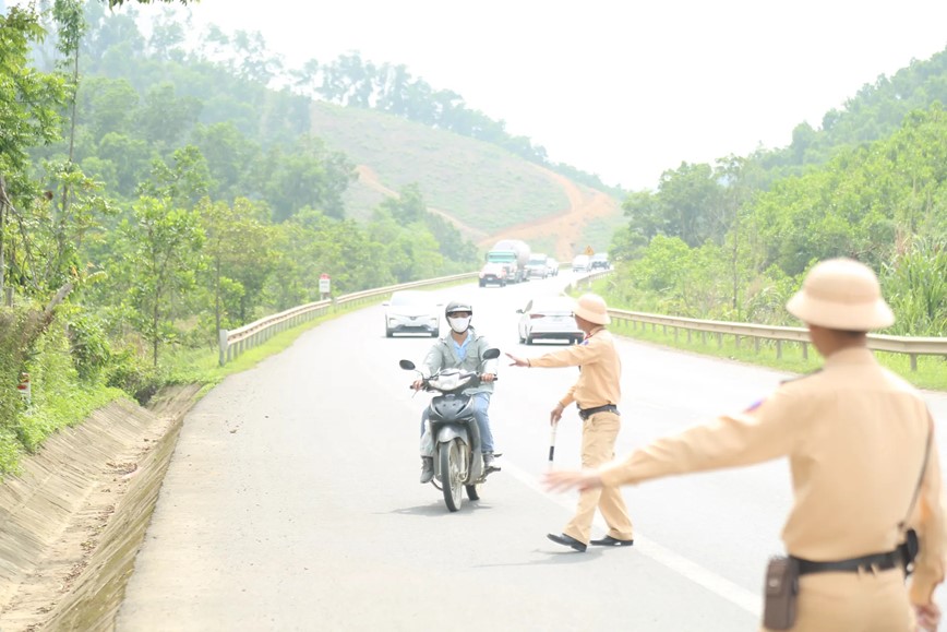 Canh sat giao thong Ha Noi tang cuong xu ly vi pham ve toc do - Hinh anh 1