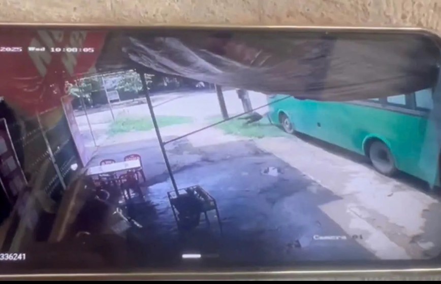 Nhan vien xe bus Mai Linh bi xe bus can tu vong - Hinh anh 1