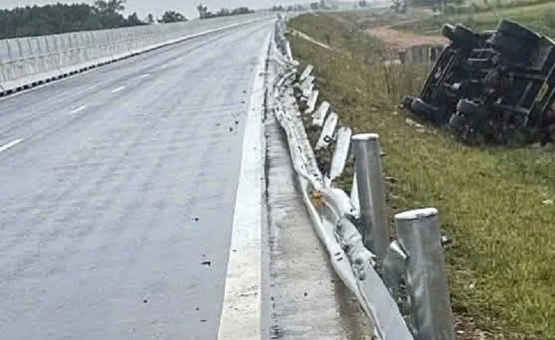 Xe tai mat lai, lat nghieng tren cao toc Bac - Nam - Hinh anh 2