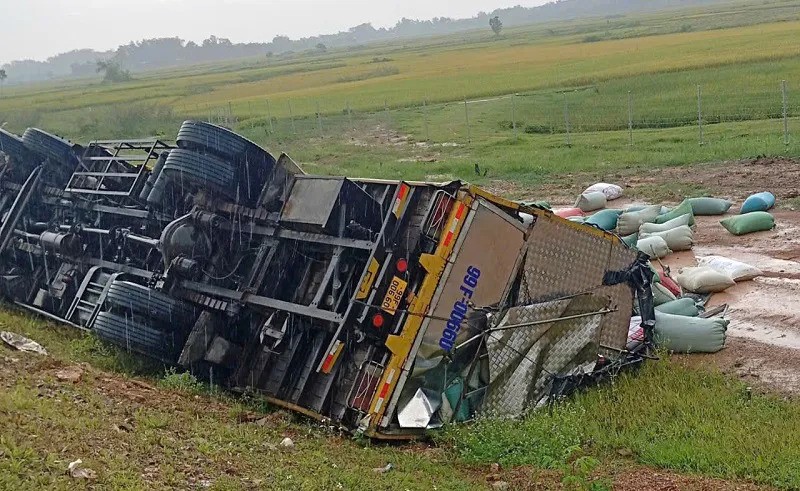Xe tai mat lai, lat nghieng tren cao toc Bac - Nam - Hinh anh 1