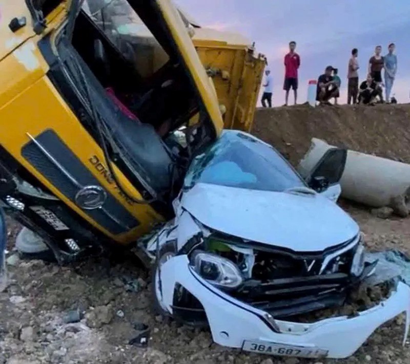 Ha Tinh: tai nan tren duong ket noi cao toc, nhieu nguoi bi thuong - Hinh anh 1