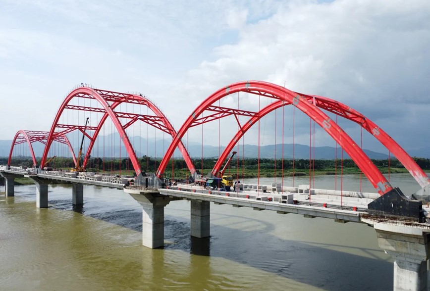 Ten goi cua cau vom thep dau tien bac qua song Tra Khuc gap 