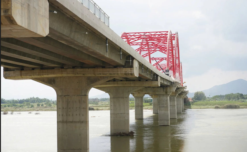 Ten goi cua cau vom thep dau tien bac qua song Tra Khuc gap 