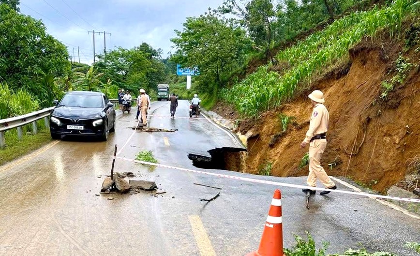 "Hố tử thần" xuất hiện trên quốc lộ sau trận mưa lớn - Hình ảnh 1