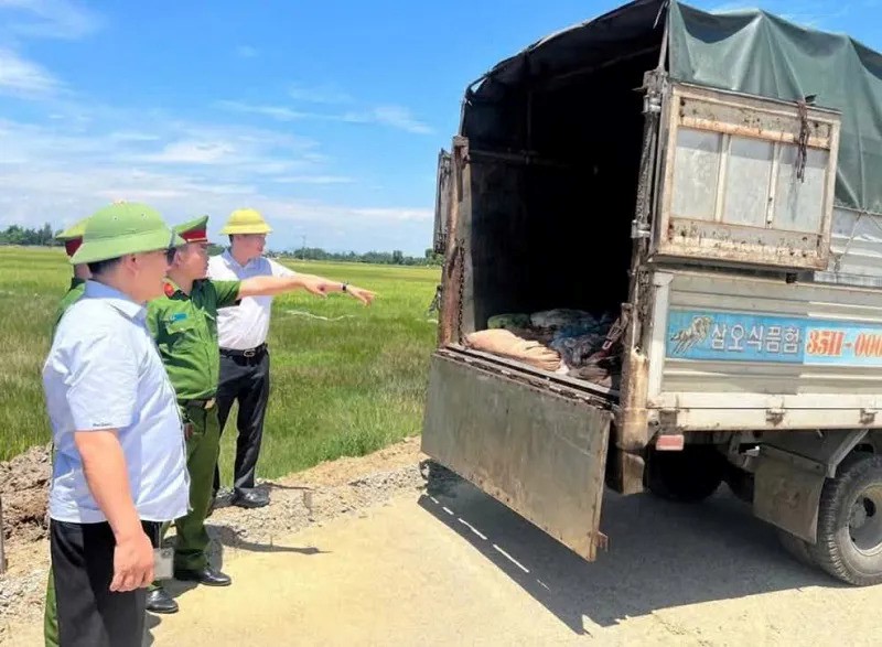 Ha Tinh: phat hien xe o to cho hon 1 tan san pham boc mui - Hinh anh 1