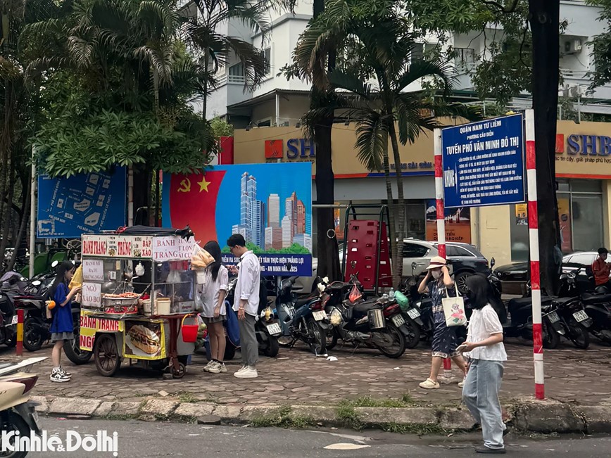 Nhuc nhoi tinh trang lan chiem long duong, via he lam noi kinh doanh tai Cau Dien  - Hinh anh 7