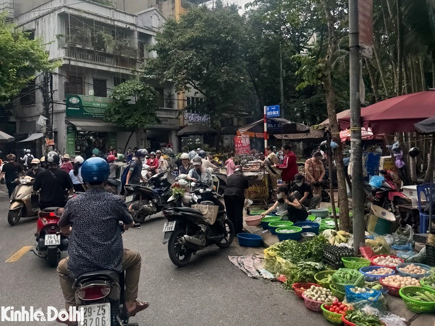 Nhuc nhoi tinh trang lan chiem long duong, via he lam noi kinh doanh tai Cau Dien  - Hinh anh 1