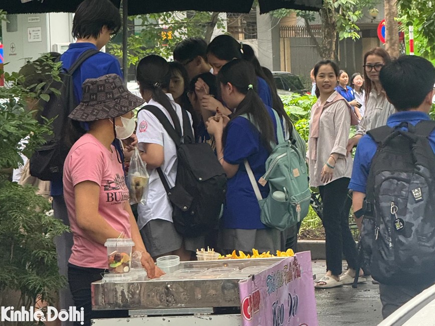 Nhuc nhoi tinh trang lan chiem long duong, via he lam noi kinh doanh tai Cau Dien  - Hinh anh 10