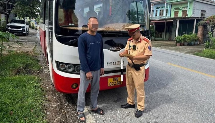 Tai xe o to khach chay nguoc chieu toc do cao giua mua lon - Hinh anh 1