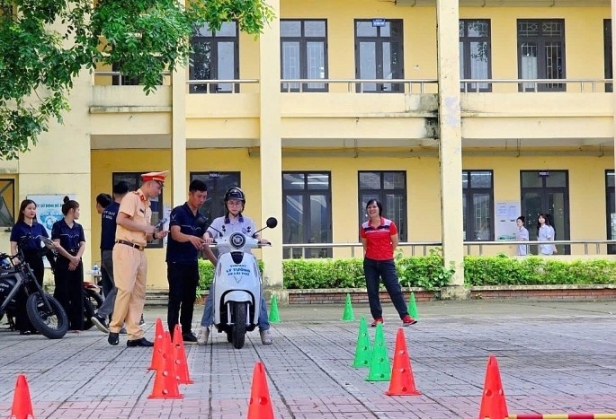 Xây dựng văn hóa giao thông an toàn trong học đường - Hình ảnh 3 Xay dung van hoa giao thong an toan trong hoc duong - Hinh anh 3