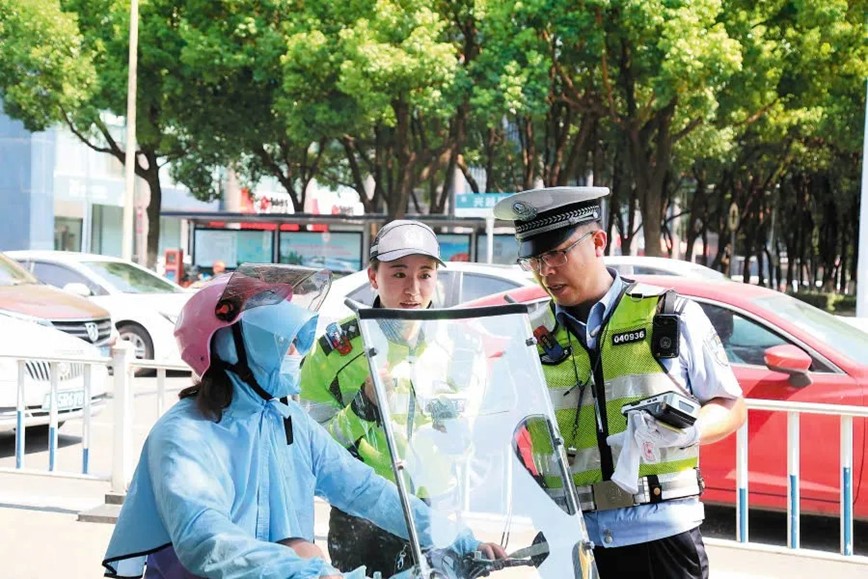 Ba quoc gia, ba kieu ra don: vi pham giao thong coi chung mat trang ca tai san lan tu do! - Hinh anh 1
