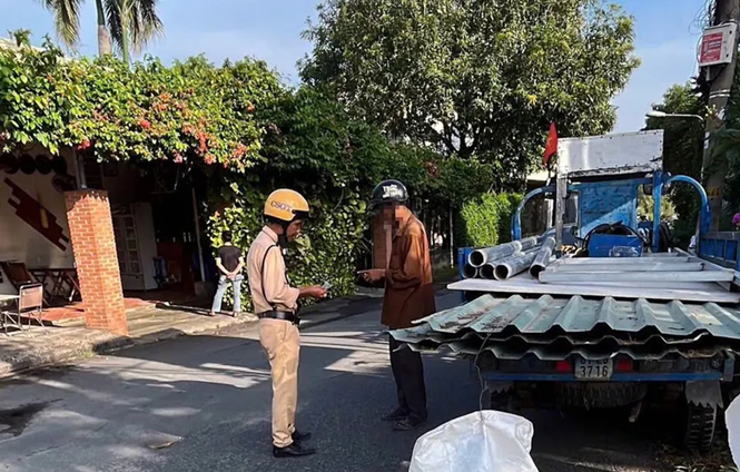 CSGT Binh Duong tich thu xe tu che khong co giay to hop phap - Hinh anh 1
