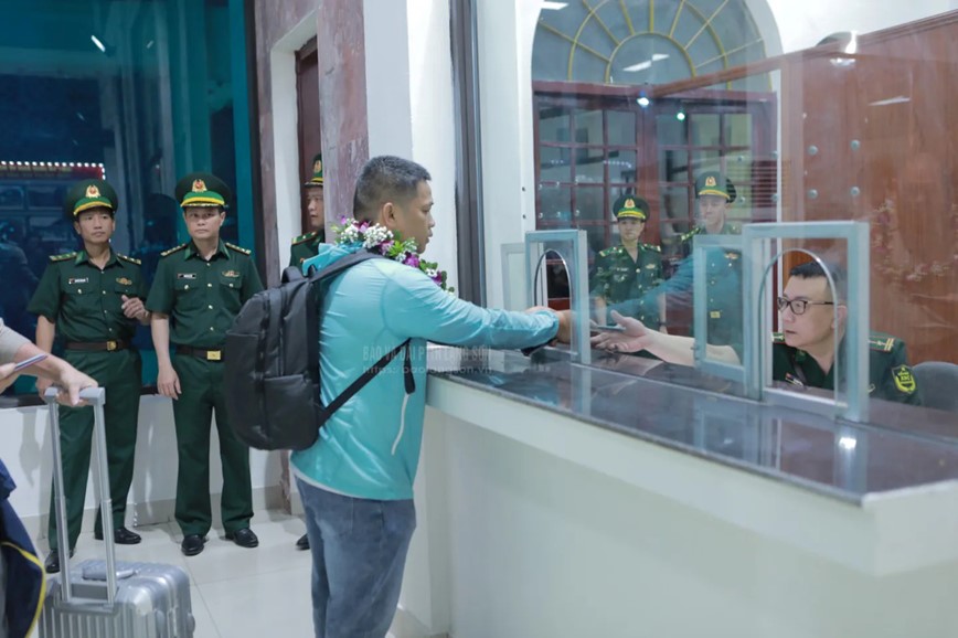 Chay lai tau khach LVQT Viet Nam- Trung  sau 5 nam gian doan - Hinh anh 2