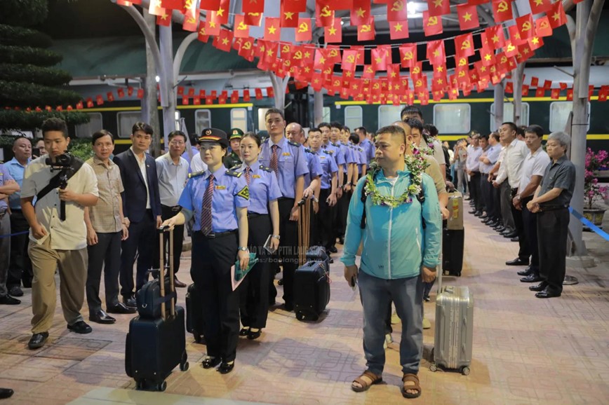Chay lai tau khach LVQT Viet Nam- Trung  sau 5 nam gian doan - Hinh anh 3