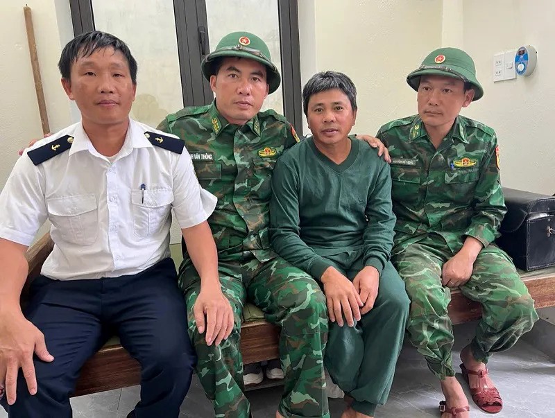Ha Tinh: no luc tim kiem 10 thuyen vien tau cho than mat tich tren bien - Hinh anh 1