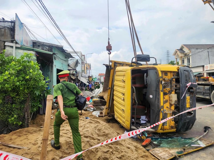 Tai nan giao thong nghiem trong tren quoc lo, nhieu nguoi thuong vong - Hinh anh 2