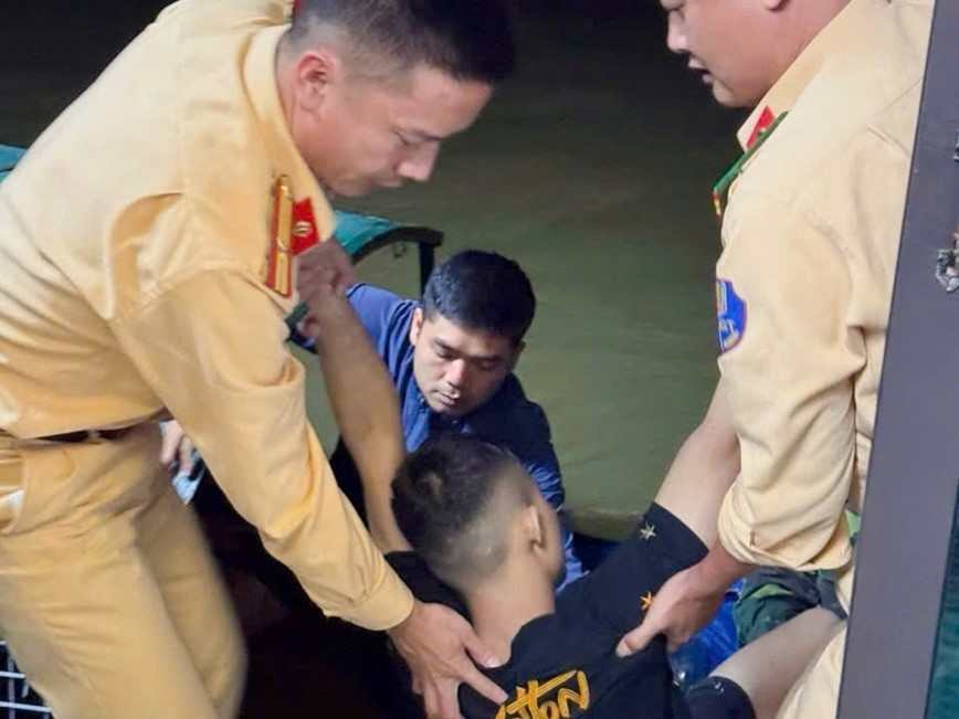 Kịp thời cứu sống nam thanh niên đuối nước trên sông Đuống - Hình ảnh 1 Kip thoi cuu song nam thanh nien duoi nuoc tren song Duong - Hinh anh 1