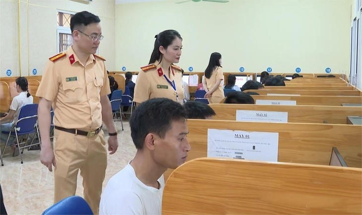 Thi sát hạch cấp Giấy phép lái xe từ 1/6/2025: bộ đề mới, thêm yêu cầu cho tài xế dịch vụ - Hình ảnh 1 Thi sat hach cap Giay phep lai xe tu 1/6/2025: bo de moi, them yeu cau cho tai xe dich vu - Hinh anh 1