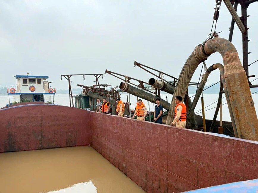 Ha Noi: bat giu 2 phuong tien khai thac cat trai phep tren song Hong - Hinh anh 1
