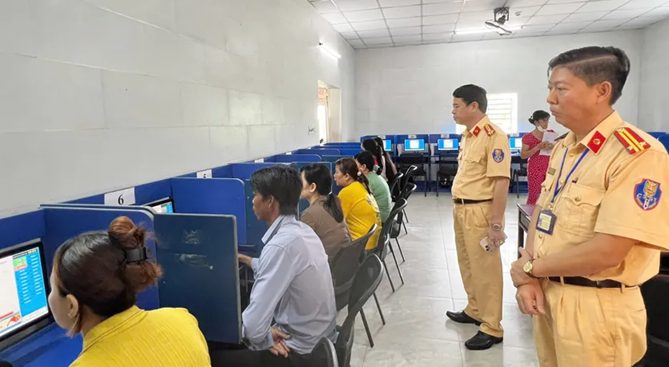 Cong an Binh Duong va Binh Phuoc da on dinh cho to chuc sat hach cap giay phep lai xe - Hinh anh 2