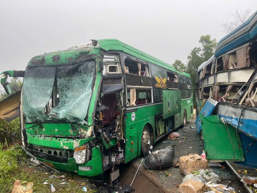 Dak Lak: hai xe khach va cham tren Quoc lo 14, nhieu nguoi nhap vien - Hinh anh 1