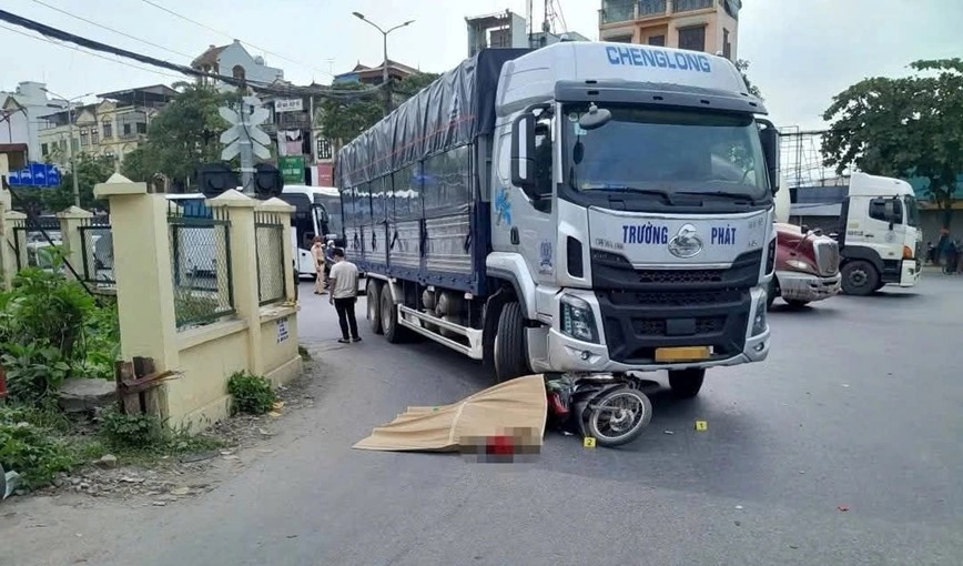 Di vao ''diem mu'' xe tai, nu sinh bi can tu vong - Hinh anh 1