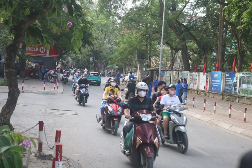 Ha Noi: dam bao an toan giao thong cho thi sinh den diem thi vao lop 10 - Hinh anh 4