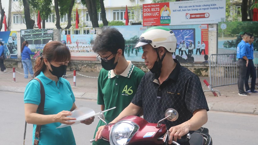 Ha Noi: dam bao an toan giao thong cho thi sinh den diem thi vao lop 10 - Hinh anh 1