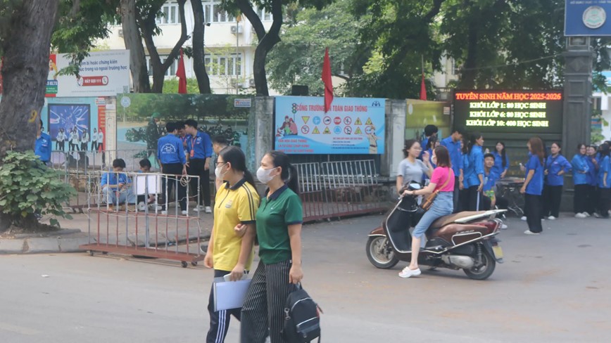 Ha Noi: dam bao an toan giao thong cho thi sinh den diem thi vao lop 10 - Hinh anh 2