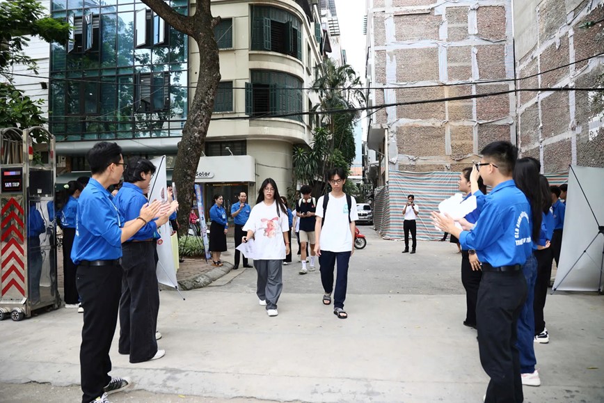 Ha Noi: dam bao an toan giao thong cho thi sinh den diem thi vao lop 10 - Hinh anh 3