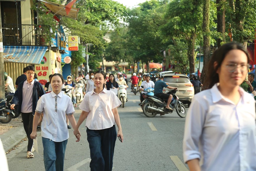 Ha Noi: giao thong an toan, thuan loi trong ngay thi dau tien vao lop 10  - Hinh anh 11