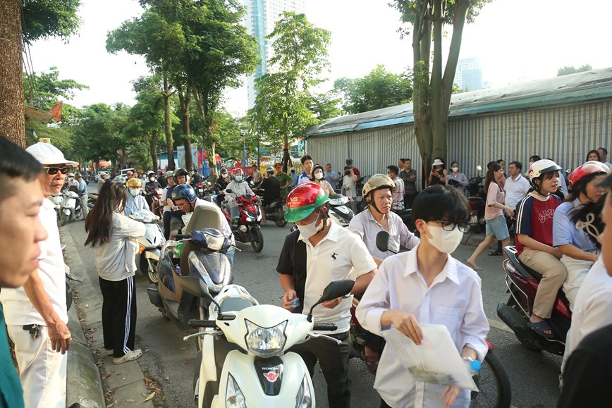 Ha Noi: giao thong an toan, thuan loi trong ngay thi dau tien vao lop 10  - Hinh anh 10