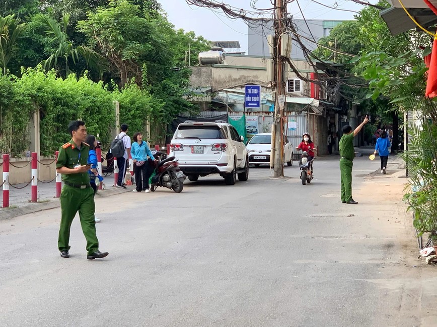 Ha Noi: giao thong an toan, thuan loi trong ngay thi dau tien vao lop 10  - Hinh anh 13