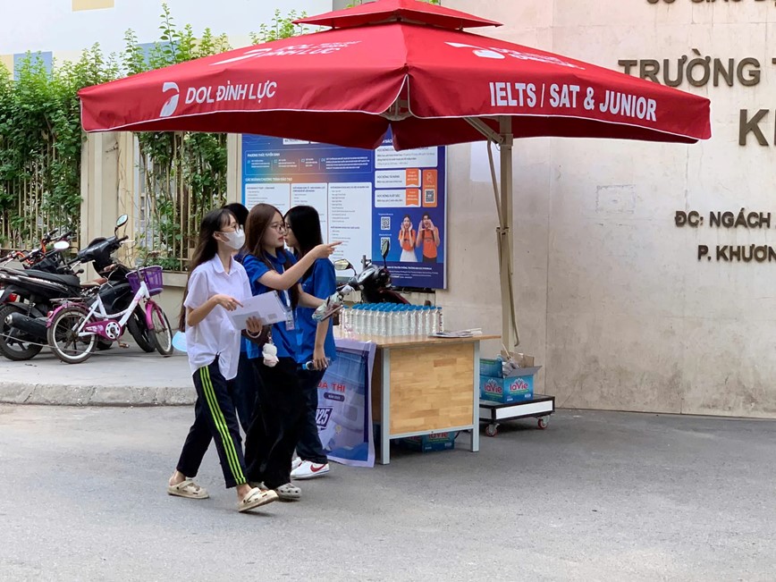 Ha Noi: giao thong an toan, thuan loi trong ngay thi dau tien vao lop 10  - Hinh anh 14
